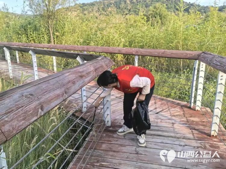 金秋护碧水青春看新城|吕梁市离石区青年志愿者协会组织青年志愿者以志愿之行绘就新城美好画卷奔赴如意湖沿岸新城美食街周边开展净滩护河环境整治志愿服务行动 - 第8张 - 山西公益人 金秋护碧水青春看新城|吕梁市离石区青年志愿者协会组织青年志愿者以志愿之行绘就新城美好画卷奔赴如意湖沿岸新城美食街周边开展净滩护河环境整治志愿服务行动 - 第8张