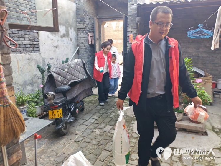 弘扬敬老美德共庆中秋佳节（纪实四）2026年9月19日介休市敬老协会开展中秋访贫慰问活动为80岁以上低保老人每人送上20斤精粉2斤五仁月饼2袋挂面 - 第10张