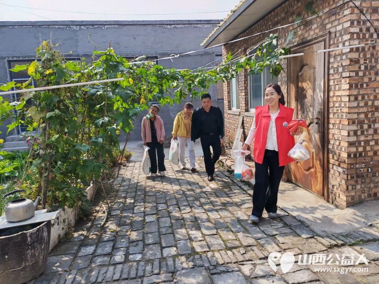 弘扬敬老美德共庆中秋佳节（纪实四）2026年9月19日介休市敬老协会开展中秋访贫慰问活动为80岁以上低保老人每人送上20斤精粉2斤五仁月饼2袋挂面 - 第12张
