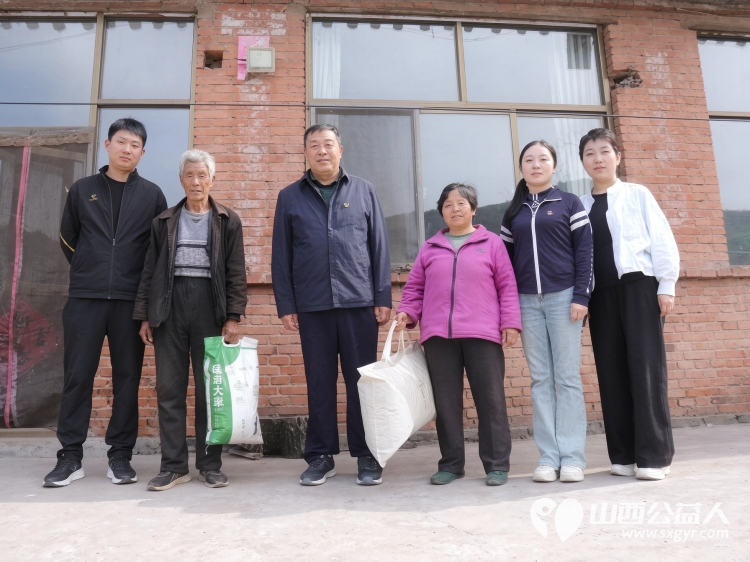 结对帮扶送关怀走访慰问暖人心----忻州市第二实验小学党支部赴静乐县马家湾村开展主题党日活动为帮扶家庭送上毛毯大米等慰问物资将党组织的温暖与关怀送到群众心坎上 - 第3张