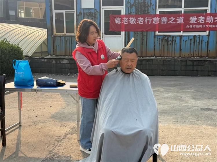 孝善行之敬老爱老助老活动----2026年9月19日介休市敬老协会组织志愿者走进义棠镇温家沟村老年服务中心为老人提供爱心理发体检等服务用贴心志愿服务传递敬老爱老的温暖力量 - 第4张