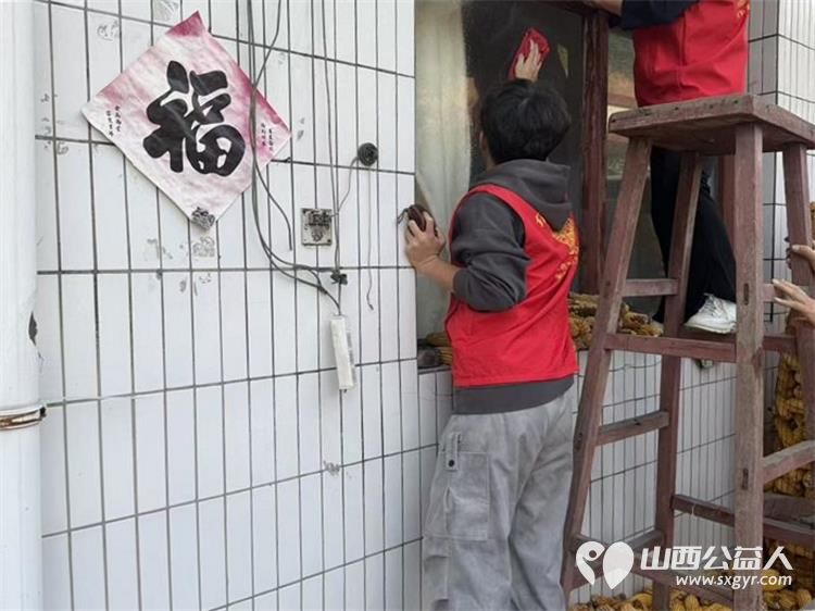 介休市敬老协会组织志愿者走进义棠镇温家沟村入户探访83岁温二交老人家为老人擦玻璃打扫室内外卫生做饭包饺子 - 第11张