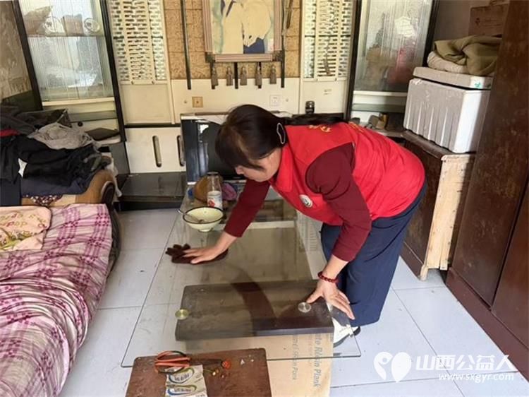 介休市敬老协会组织志愿者走进义棠镇温家沟村入户探访83岁温二交老人家为老人擦玻璃打扫室内外卫生做饭包饺子 - 第5张