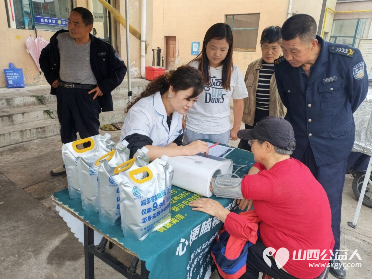 志愿服务进社区健康活动暖人心----2026年9月21日介休市敬老协会在北关街道文峰街社区瑞达小区为社区所有老人爱心理发义诊等贴心服务让每一位老人都能被温柔以待 - 第1张