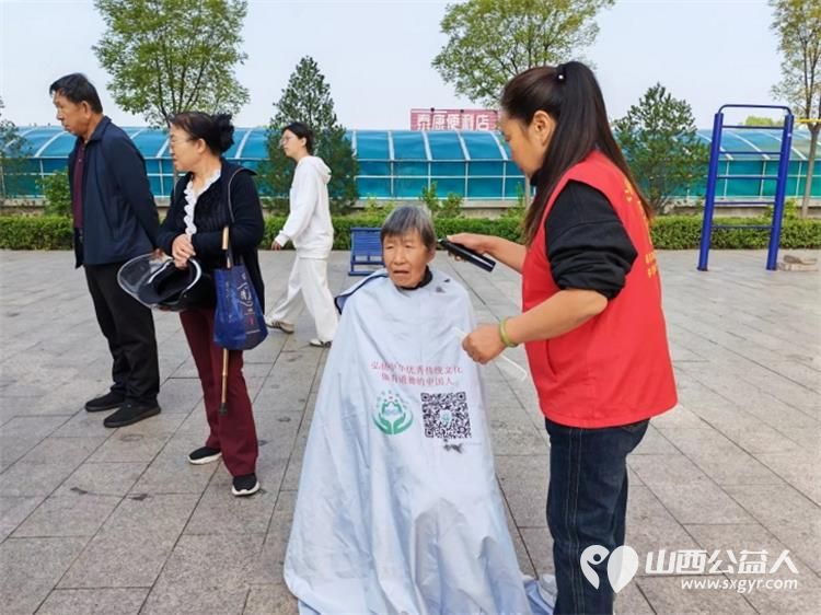 志愿服务进社区健康活动暖人心----2026年9月23日北坛街道花园街社区泰康嘉苑迎来了介休市敬老协会的志愿者为社区所有老人爱心理发义诊等多项贴心服务让尊老敬老的传统美德薪火相传 - 第6张 - 山西公益人 志愿服务进社区健康活动暖人心----2026年9月23日北坛街道花园街社区泰康嘉苑迎来了介休市敬老协会的志愿者为社区所有老人爱心理发义诊等多项贴心服务让尊老敬老的传统美德薪火相传 - 第6张