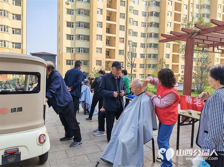 志愿服务进社区健康活动暖人心----2026年9月23日北坛街道花园街社区泰康嘉苑迎来了介休市敬老协会的志愿者为社区所有老人爱心理发义诊等多项贴心服务让尊老敬老的传统美德薪火相传 - 第4张 - 山西公益人 志愿服务进社区健康活动暖人心----2026年9月23日北坛街道花园街社区泰康嘉苑迎来了介休市敬老协会的志愿者为社区所有老人爱心理发义诊等多项贴心服务让尊老敬老的传统美德薪火相传 - 第4张