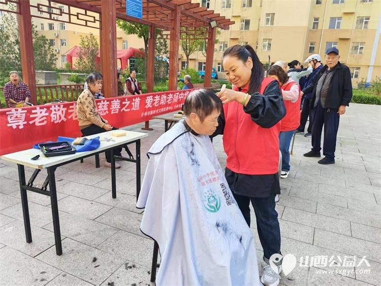 志愿服务进社区健康活动暖人心----2026年9月23日北坛街道花园街社区泰康嘉苑迎来了介休市敬老协会的志愿者为社区所有老人爱心理发义诊等多项贴心服务让尊老敬老的传统美德薪火相传 - 第8张 - 山西公益人 志愿服务进社区健康活动暖人心----2026年9月23日北坛街道花园街社区泰康嘉苑迎来了介休市敬老协会的志愿者为社区所有老人爱心理发义诊等多项贴心服务让尊老敬老的传统美德薪火相传 - 第8张