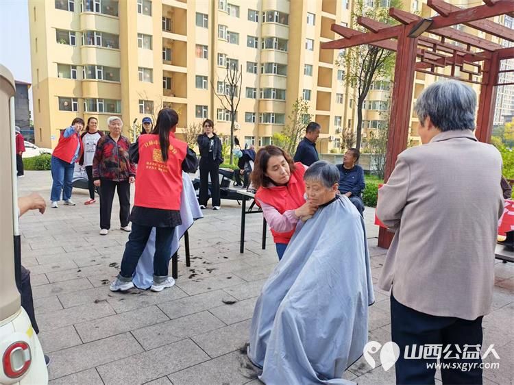志愿服务进社区健康活动暖人心----2026年9月23日北坛街道花园街社区泰康嘉苑迎来了介休市敬老协会的志愿者为社区所有老人爱心理发义诊等多项贴心服务让尊老敬老的传统美德薪火相传 - 第5张 - 山西公益人 志愿服务进社区健康活动暖人心----2026年9月23日北坛街道花园街社区泰康嘉苑迎来了介休市敬老协会的志愿者为社区所有老人爱心理发义诊等多项贴心服务让尊老敬老的传统美德薪火相传 - 第5张