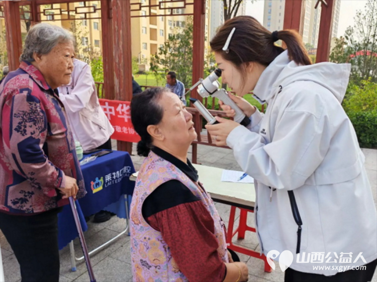 志愿服务进社区健康活动暖人心----2026年9月23日北坛街道花园街社区泰康嘉苑迎来了介休市敬老协会的志愿者为社区所有老人爱心理发义诊等多项贴心服务让尊老敬老的传统美德薪火相传 - 第13张 - 山西公益人 志愿服务进社区健康活动暖人心----2026年9月23日北坛街道花园街社区泰康嘉苑迎来了介休市敬老协会的志愿者为社区所有老人爱心理发义诊等多项贴心服务让尊老敬老的传统美德薪火相传 - 第13张