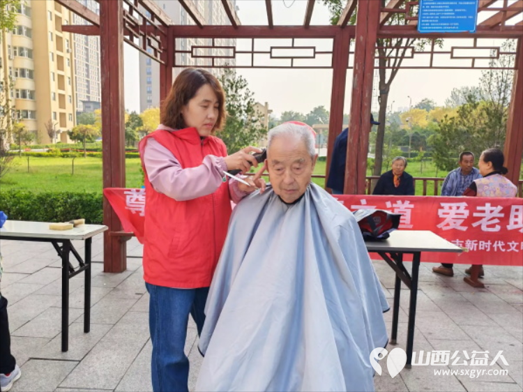 志愿服务进社区健康活动暖人心----2026年9月23日北坛街道花园街社区泰康嘉苑迎来了介休市敬老协会的志愿者为社区所有老人爱心理发义诊等多项贴心服务让尊老敬老的传统美德薪火相传 - 第7张 - 山西公益人 志愿服务进社区健康活动暖人心----2026年9月23日北坛街道花园街社区泰康嘉苑迎来了介休市敬老协会的志愿者为社区所有老人爱心理发义诊等多项贴心服务让尊老敬老的传统美德薪火相传 - 第7张