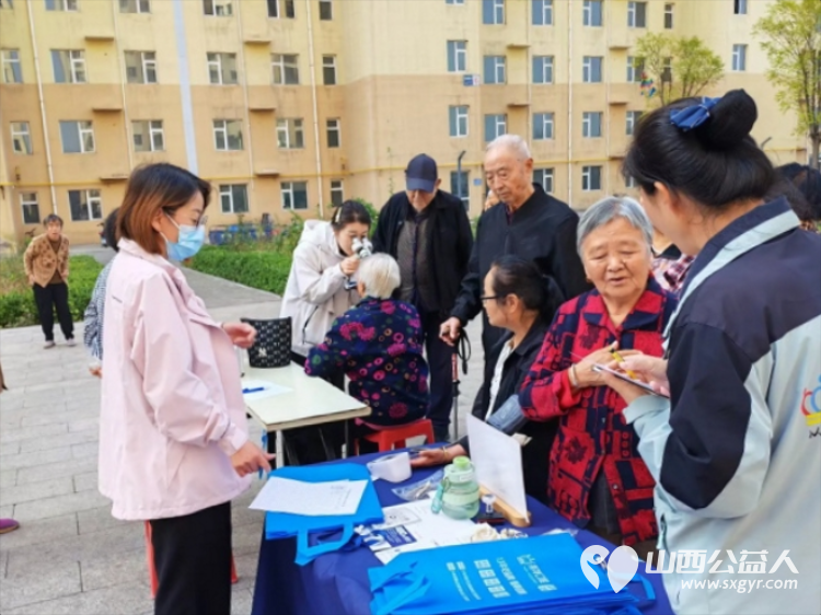 志愿服务进社区健康活动暖人心----2026年9月23日北坛街道花园街社区泰康嘉苑迎来了介休市敬老协会的志愿者为社区所有老人爱心理发义诊等多项贴心服务让尊老敬老的传统美德薪火相传 - 第9张 - 山西公益人 志愿服务进社区健康活动暖人心----2026年9月23日北坛街道花园街社区泰康嘉苑迎来了介休市敬老协会的志愿者为社区所有老人爱心理发义诊等多项贴心服务让尊老敬老的传统美德薪火相传 - 第9张