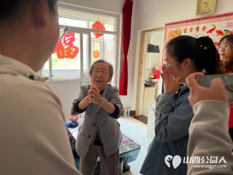 弘扬敬老美德共庆中秋佳节（纪实五）2026年9月20日介休市敬老协会开展中秋访贫慰问活动为80岁以上低保老人每人送上20斤精粉2斤五仁月饼2袋挂面 - 第12张
