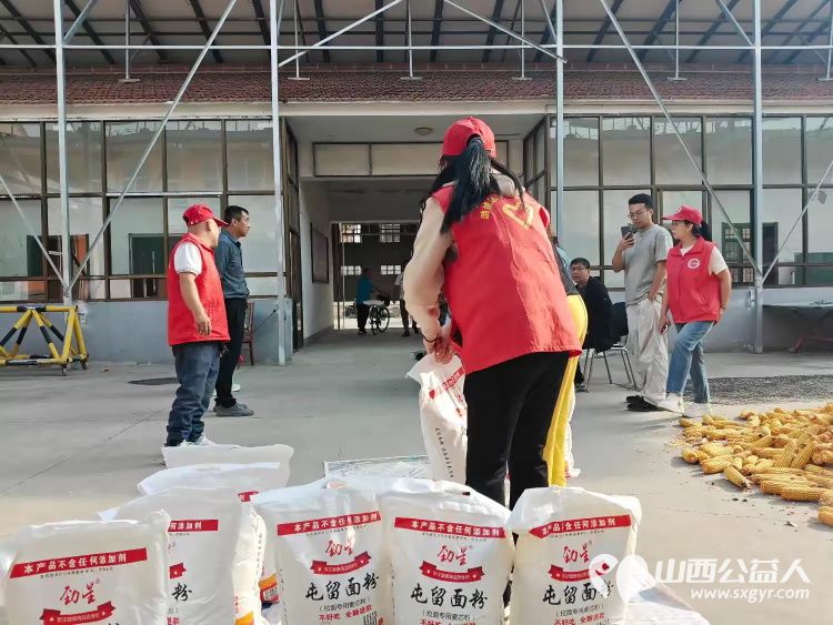 情暖中秋送关怀公益同行暖乡邻----潞城区正能量公益协会走进史回镇郭家堡村慰问老干部老党员和村民代表公益活动送上节日慰问品与诚挚的中秋祝福把暖心关怀送到大家心中 - 第15张