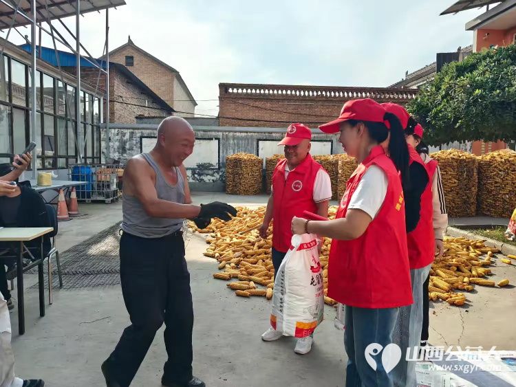 情暖中秋送关怀公益同行暖乡邻----潞城区正能量公益协会走进史回镇郭家堡村慰问老干部老党员和村民代表公益活动送上节日慰问品与诚挚的中秋祝福把暖心关怀送到大家心中 - 第13张