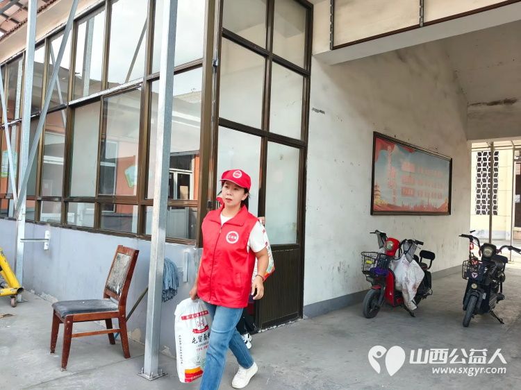 情暖中秋送关怀公益同行暖乡邻----潞城区正能量公益协会走进史回镇郭家堡村慰问老干部老党员和村民代表公益活动送上节日慰问品与诚挚的中秋祝福把暖心关怀送到大家心中 - 第9张