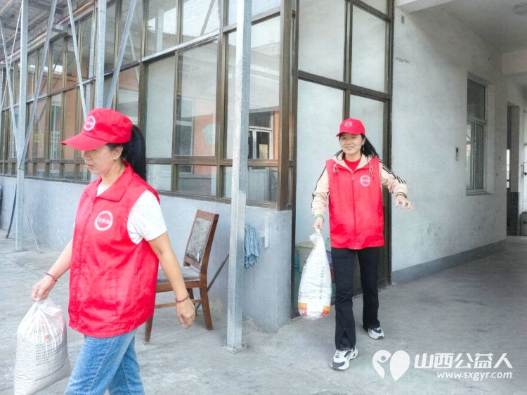 情暖中秋送关怀公益同行暖乡邻----潞城区正能量公益协会走进史回镇郭家堡村慰问老干部老党员和村民代表公益活动送上节日慰问品与诚挚的中秋祝福把暖心关怀送到大家心中 - 第7张