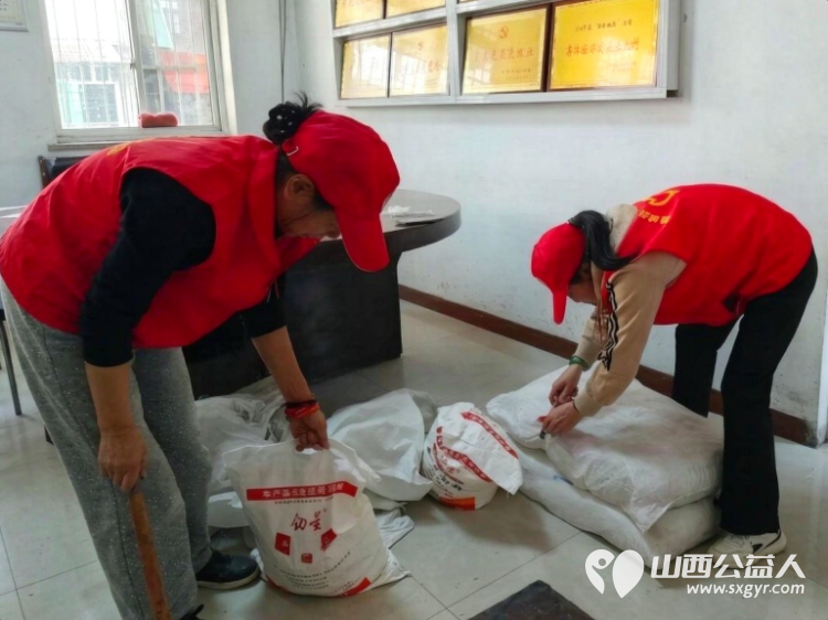 情暖中秋送关怀公益同行暖乡邻----潞城区正能量公益协会走进史回镇郭家堡村慰问老干部老党员和村民代表公益活动送上节日慰问品与诚挚的中秋祝福把暖心关怀送到大家心中 - 第4张