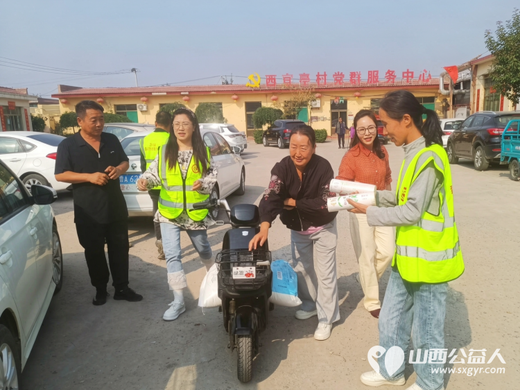 在中秋佳节来临之际文水县爱心帮扶志愿者协会志愿者走进西宜亭村慰问困难群众孟秀山老人为他送上节日的问候与美好祝愿 - 第9张