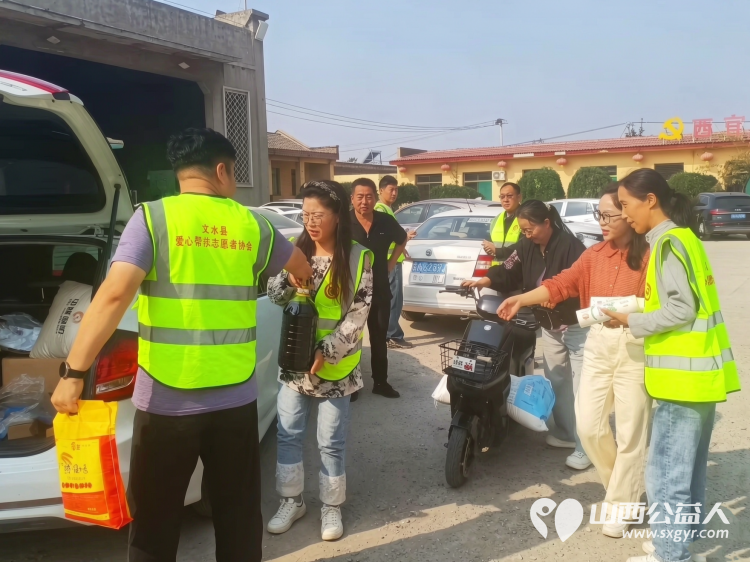 在中秋佳节来临之际文水县爱心帮扶志愿者协会志愿者走进西宜亭村慰问困难群众孟秀山老人为他送上节日的问候与美好祝愿 - 第8张