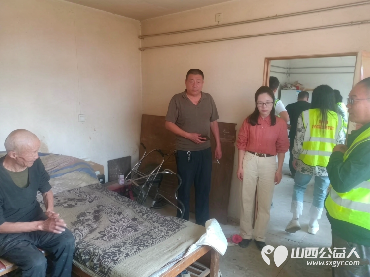在中秋佳节来临之际文水县爱心帮扶志愿者协会志愿者走进西宜亭村慰问困难群众孟秀山老人为他送上节日的问候与美好祝愿 - 第6张