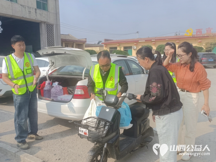 在中秋佳节来临之际文水县爱心帮扶志愿者协会志愿者走进西宜亭村慰问困难群众孟秀山老人为他送上节日的问候与美好祝愿 - 第7张