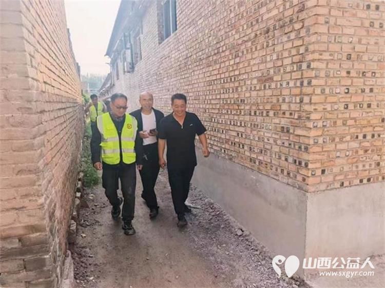 在中秋佳节来临之际文水县爱心帮扶志愿者协会志愿者走进西宜亭村慰问困难群众孟秀山老人为他送上节日的问候与美好祝愿 - 第2张