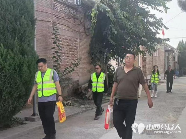 在中秋佳节来临之际文水县爱心帮扶志愿者协会志愿者走进西宜亭村慰问困难群众孟秀山老人为他送上节日的问候与美好祝愿 - 第3张