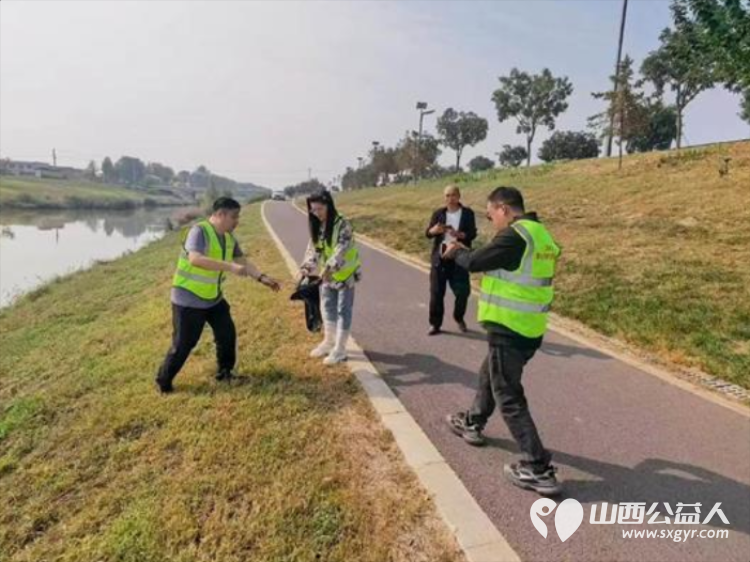 文水县爱心帮扶志愿者协会组织多名志愿者开展新时代文明实践活动在文峪河沿岸开展清理白色垃圾守护母亲河道志愿服务活动用实际行动守护家乡绿水青山 - 第3张