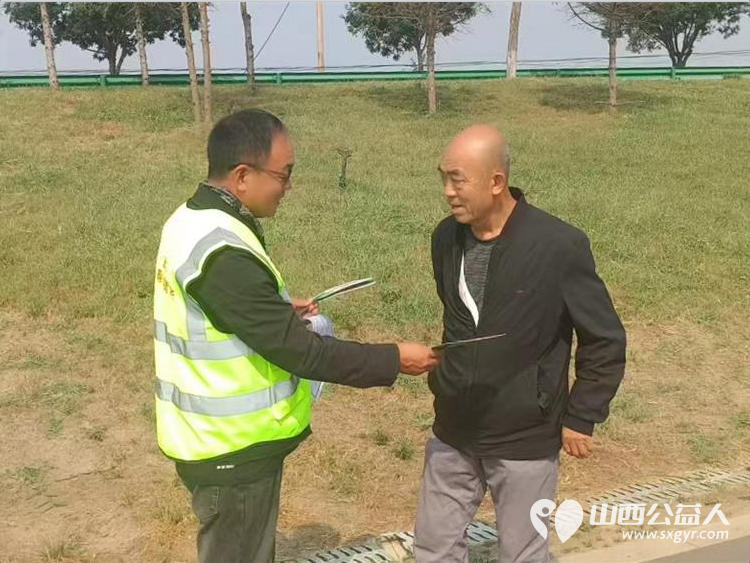 文水县爱心帮扶志愿者协会组织多名志愿者开展新时代文明实践活动在文峪河沿岸开展清理白色垃圾守护母亲河道志愿服务活动用实际行动守护家乡绿水青山 - 第4张