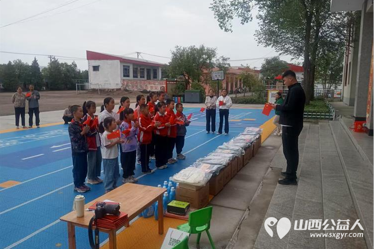 太原市阳光益佳信息服务有限公司助学扶困走进西谷小学开展一对一帮扶公益慰问活动为20名困境学生送去各类生活物资为乡村教育事业与困境学子成长保驾护航 - 第6张 - 山西公益人 太原市阳光益佳信息服务有限公司助学扶困走进西谷小学开展一对一帮扶公益慰问活动为20名困境学生送去各类生活物资为乡村教育事业与困境学子成长保驾护航 - 第6张