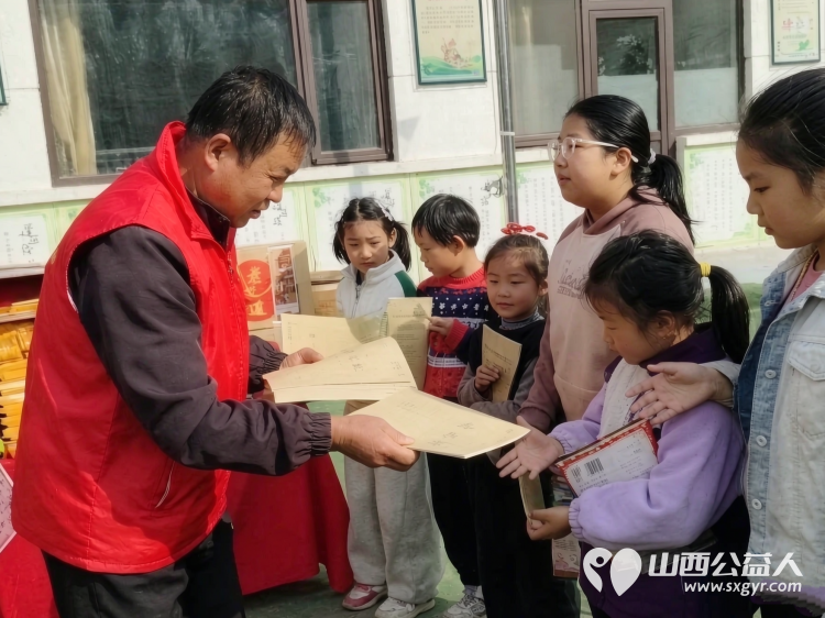 月圆中秋送温情----忻州市爱心公益协会赴台怀镇开展中秋慰问活动走进台怀镇杨柏峪小学给孩子们送上月饼与节日祝福传递社会温情 - 第13张 - 山西公益人 月圆中秋送温情----忻州市爱心公益协会赴台怀镇开展中秋慰问活动走进台怀镇杨柏峪小学给孩子们送上月饼与节日祝福传递社会温情 - 第13张