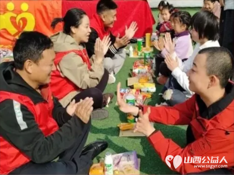 月圆中秋送温情----忻州市爱心公益协会赴台怀镇开展中秋慰问活动走进台怀镇杨柏峪小学给孩子们送上月饼与节日祝福传递社会温情 - 第8张 - 山西公益人 月圆中秋送温情----忻州市爱心公益协会赴台怀镇开展中秋慰问活动走进台怀镇杨柏峪小学给孩子们送上月饼与节日祝福传递社会温情 - 第8张