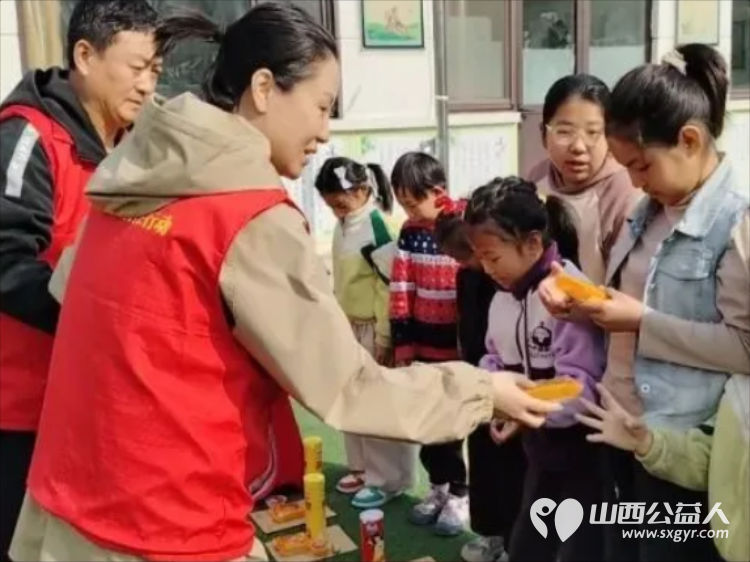 月圆中秋送温情----忻州市爱心公益协会赴台怀镇开展中秋慰问活动走进台怀镇杨柏峪小学给孩子们送上月饼与节日祝福传递社会温情 - 第12张 - 山西公益人 月圆中秋送温情----忻州市爱心公益协会赴台怀镇开展中秋慰问活动走进台怀镇杨柏峪小学给孩子们送上月饼与节日祝福传递社会温情 - 第12张