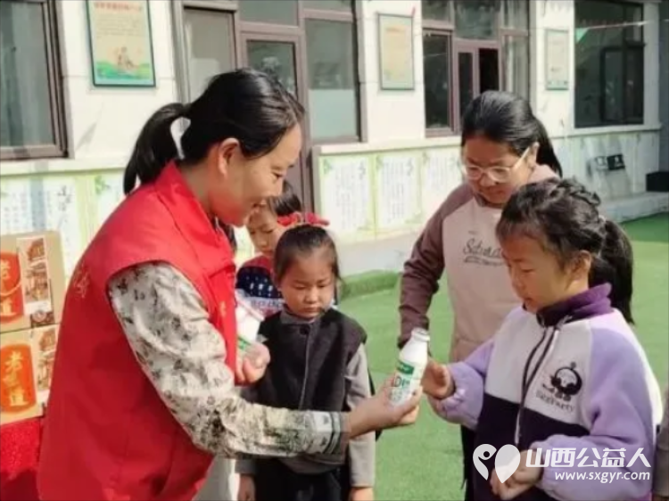 月圆中秋送温情----忻州市爱心公益协会赴台怀镇开展中秋慰问活动走进台怀镇杨柏峪小学给孩子们送上月饼与节日祝福传递社会温情 - 第10张 - 山西公益人 月圆中秋送温情----忻州市爱心公益协会赴台怀镇开展中秋慰问活动走进台怀镇杨柏峪小学给孩子们送上月饼与节日祝福传递社会温情 - 第10张
