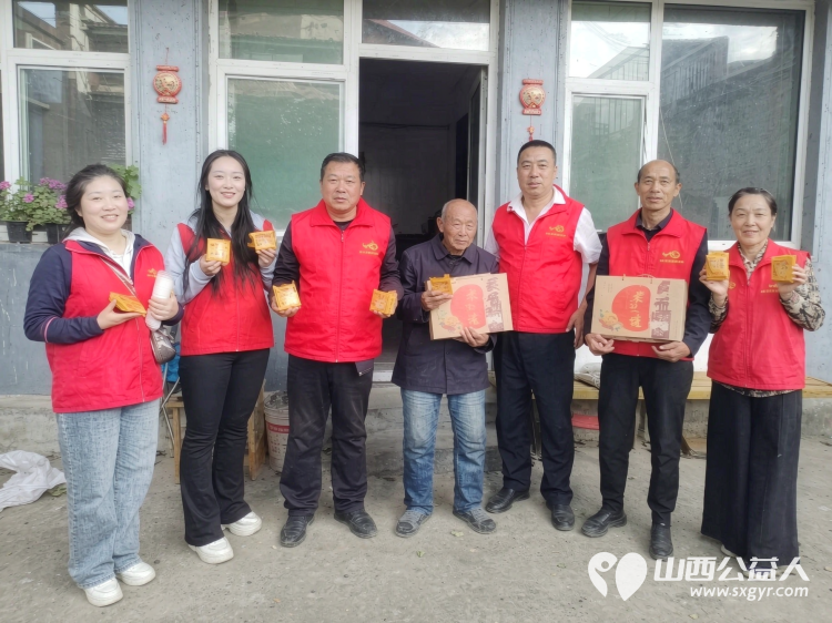 月圆中秋送温情----忻州市爱心公益协会赴台怀镇走进6个村庄开展中秋慰问活动为五保户低保户老党员困难家庭送上月饼与节日祝福传递社会温情 - 第3张