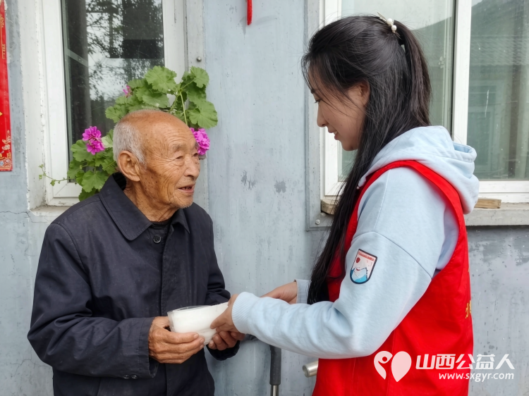 月圆中秋送温情----忻州市爱心公益协会赴台怀镇走进6个村庄开展中秋慰问活动为五保户低保户老党员困难家庭送上月饼与节日祝福传递社会温情 - 第6张