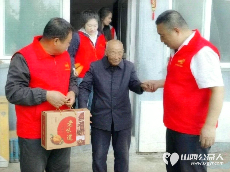 月圆中秋送温情----忻州市爱心公益协会赴台怀镇走进6个村庄开展中秋慰问活动为五保户低保户老党员困难家庭送上月饼与节日祝福传递社会温情 - 第4张
