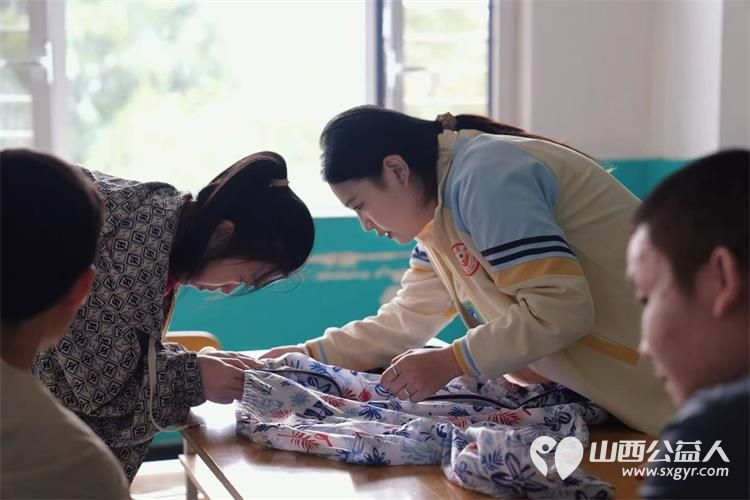 孤独症孩子的热爱值得被世界认真对待----山西省当代美术馆珍视孩子们的作品走进太原市灵星社区服务中心连续三年帮扶资助感恩遇见真正的伯乐 - 第8张 - 山西公益人 孤独症孩子的热爱值得被世界认真对待----山西省当代美术馆珍视孩子们的作品走进太原市灵星社区服务中心连续三年帮扶资助感恩遇见真正的伯乐 - 第8张