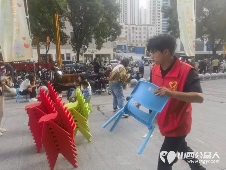 宏泰广场上的志愿红守护萌娃欢乐时刻----受离石区托育综合服务中心邀请吕梁市离石区青年志愿者协会组织志愿者参与离石区普惠托育安全护幼托育服务宣传月启动仪式保障工作 - 第6张