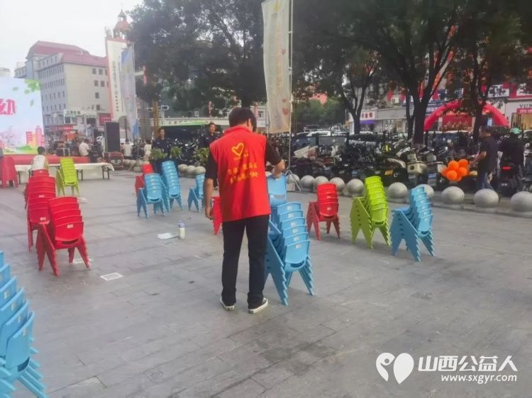 宏泰广场上的志愿红守护萌娃欢乐时刻----受离石区托育综合服务中心邀请吕梁市离石区青年志愿者协会组织志愿者参与离石区普惠托育安全护幼托育服务宣传月启动仪式保障工作 - 第5张