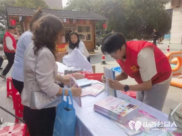 宏泰广场上的志愿红守护萌娃欢乐时刻----受离石区托育综合服务中心邀请吕梁市离石区青年志愿者协会组织志愿者参与离石区普惠托育安全护幼托育服务宣传月启动仪式保障工作 - 第11张