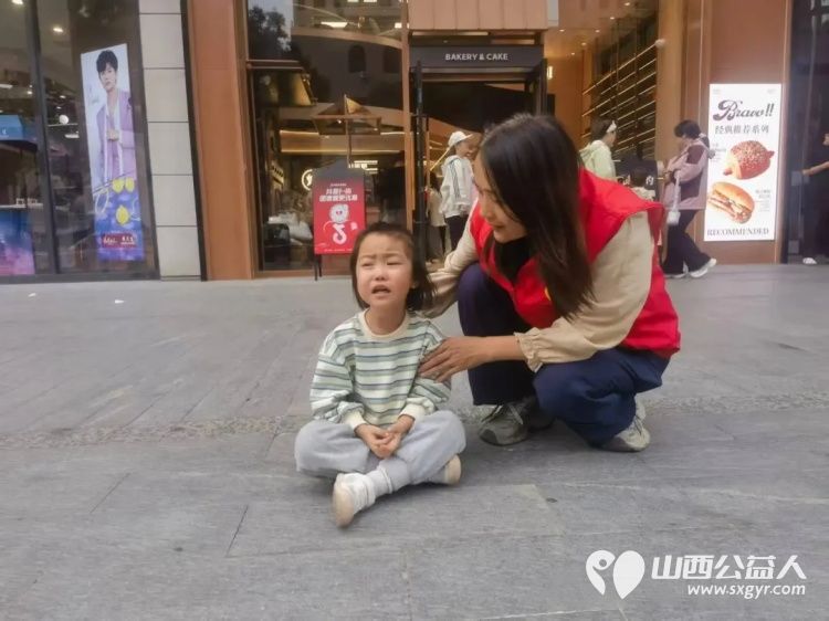 宏泰广场上的志愿红守护萌娃欢乐时刻----受离石区托育综合服务中心邀请吕梁市离石区青年志愿者协会组织志愿者参与离石区普惠托育安全护幼托育服务宣传月启动仪式保障工作 - 第12张