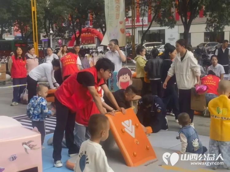 宏泰广场上的志愿红守护萌娃欢乐时刻----受离石区托育综合服务中心邀请吕梁市离石区青年志愿者协会组织志愿者参与离石区普惠托育安全护幼托育服务宣传月启动仪式保障工作 - 第9张