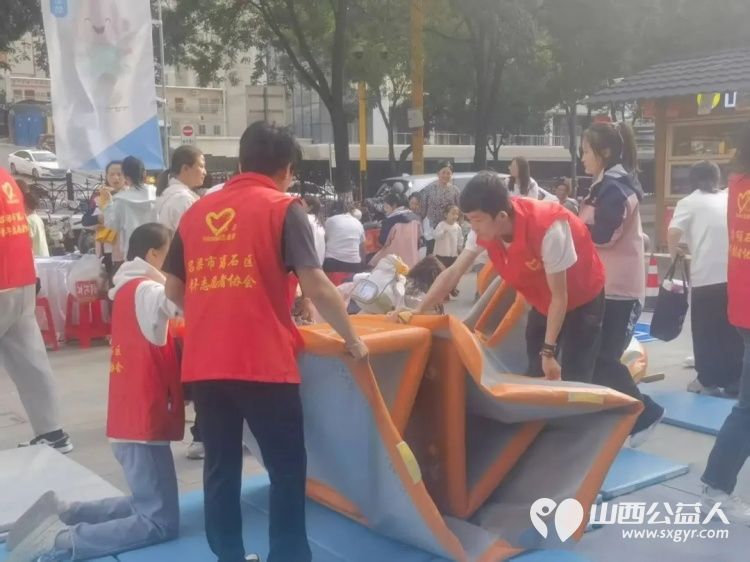 宏泰广场上的志愿红守护萌娃欢乐时刻----受离石区托育综合服务中心邀请吕梁市离石区青年志愿者协会组织志愿者参与离石区普惠托育安全护幼托育服务宣传月启动仪式保障工作 - 第7张
