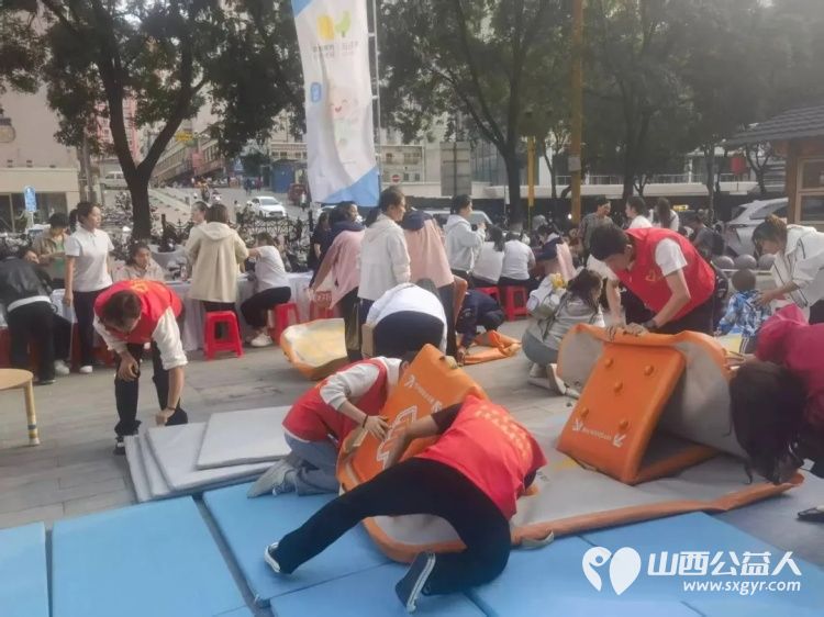 宏泰广场上的志愿红守护萌娃欢乐时刻----受离石区托育综合服务中心邀请吕梁市离石区青年志愿者协会组织志愿者参与离石区普惠托育安全护幼托育服务宣传月启动仪式保障工作 - 第10张
