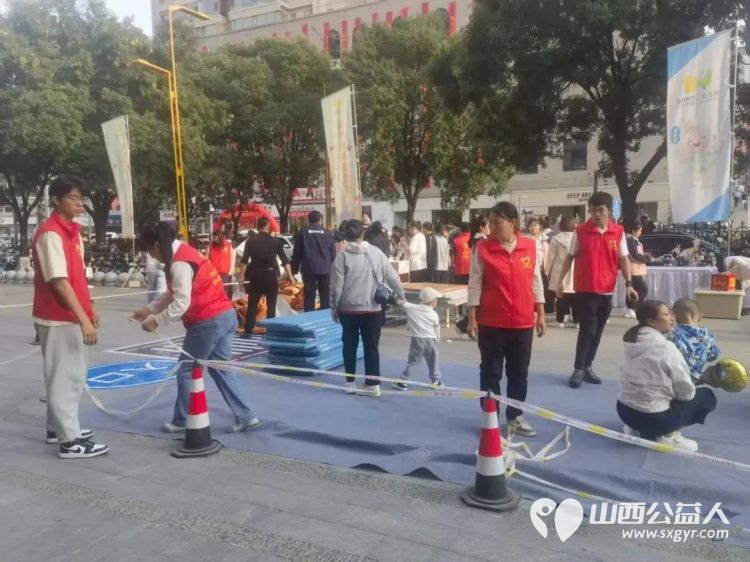 宏泰广场上的志愿红守护萌娃欢乐时刻----受离石区托育综合服务中心邀请吕梁市离石区青年志愿者协会组织志愿者参与离石区普惠托育安全护幼托育服务宣传月启动仪式保障工作 - 第8张