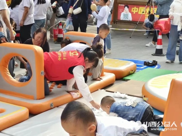 宏泰广场上的志愿红守护萌娃欢乐时刻----受离石区托育综合服务中心邀请吕梁市离石区青年志愿者协会组织志愿者参与离石区普惠托育安全护幼托育服务宣传月启动仪式保障工作 - 第13张