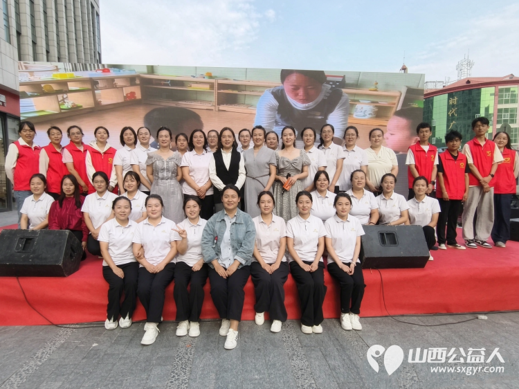 宏泰广场上的志愿红守护萌娃欢乐时刻----受离石区托育综合服务中心邀请吕梁市离石区青年志愿者协会组织志愿者参与离石区普惠托育安全护幼托育服务宣传月启动仪式保障工作 - 第1张