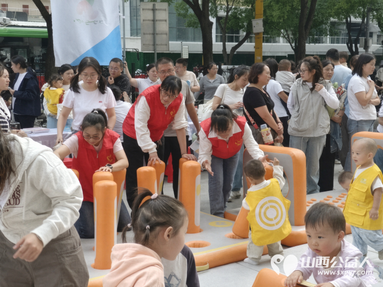 宏泰广场上的志愿红守护萌娃欢乐时刻----受离石区托育综合服务中心邀请吕梁市离石区青年志愿者协会组织志愿者参与离石区普惠托育安全护幼托育服务宣传月启动仪式保障工作 - 第14张
