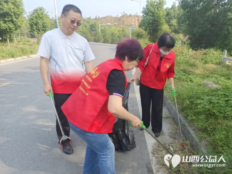垃圾不落地雷锋伴我行----山西省学雷锋志愿服务总队和太原市维护企业合法权益联合会开展垃圾不落地城市更美丽文明实践志愿服务活动清洁城市环境传承奉献精神 - 第7张 - 山西公益人 垃圾不落地雷锋伴我行----山西省学雷锋志愿服务总队和太原市维护企业合法权益联合会开展垃圾不落地城市更美丽文明实践志愿服务活动清洁城市环境传承奉献精神 - 第7张